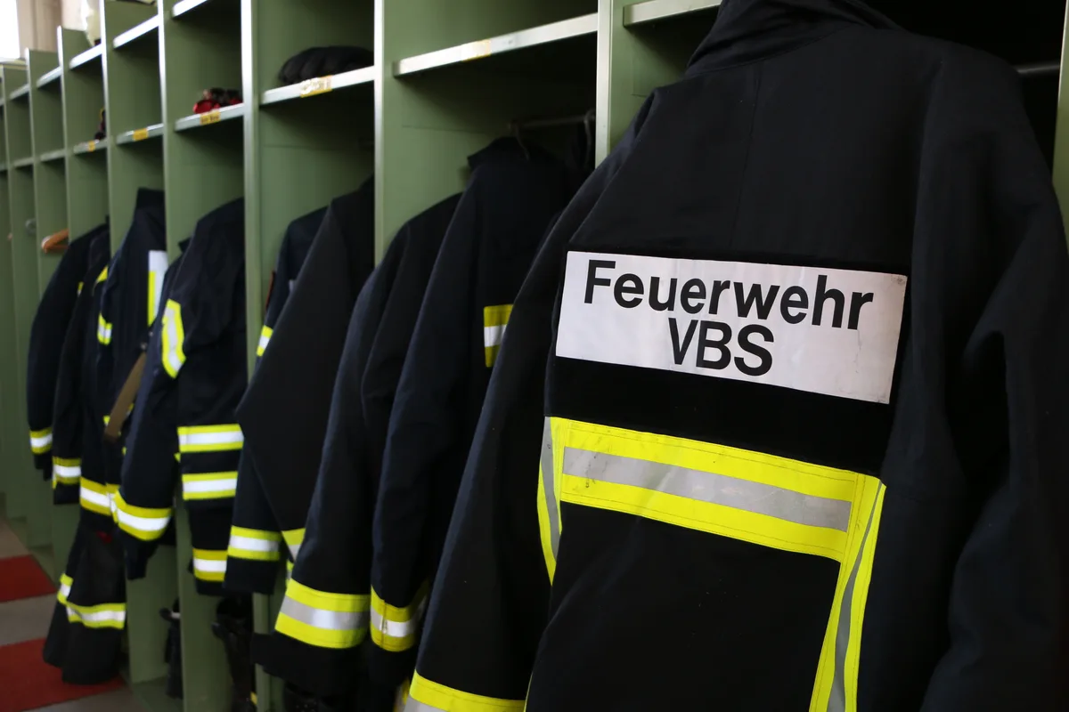 Feuerwehrjacke mit Aufschrift «Feuerwehr VBS».